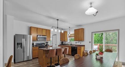 Springhurst Serenity: Fresh 4BR Getaway