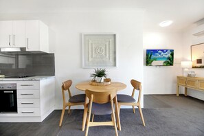 Dining - Ocean Spray 7 - 2BR Perfect Coastal Retreat Across Road from Patrolled Beach (Coffs Harbour)