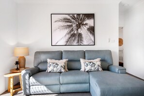 TV, books - Ocean Spray 7 - Stylish beachside 2 BR apartment with shared pool (Coffs Harbour)