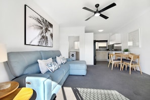 TV, books - Ocean Spray 7 - 2BR Perfect Coastal Retreat Across Road from Patrolled Beach (Coffs Harbour)