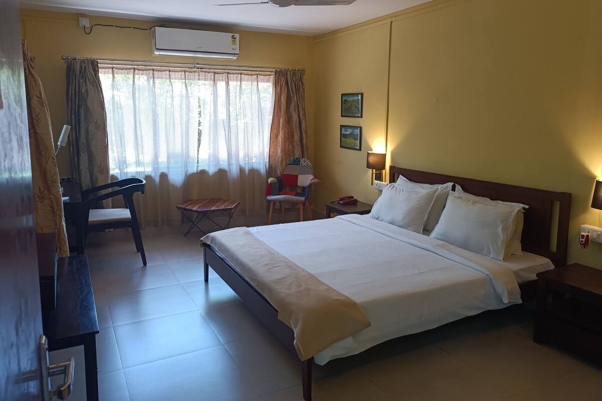 Quarto casal luxo | Escrivaninha, Wi-Fi de cortesia, roupa de cama