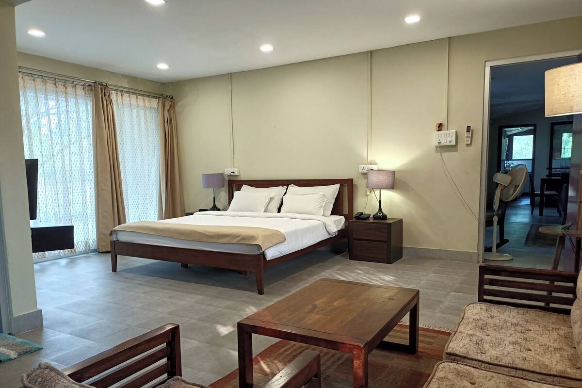 Quarto premium | Escrivaninha, Wi-Fi de cortesia, roupa de cama