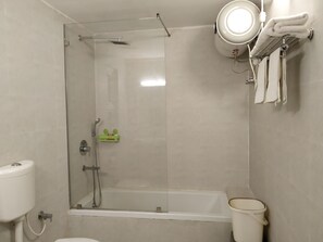 Kamar Standar | Kamar mandi | Perlengkapan mandi gratis, kloset, handuk, dan sabun