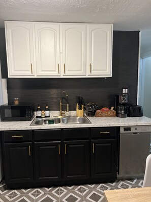 ثلاجة، ميكروويف، فرن، موقد طهي مسطح