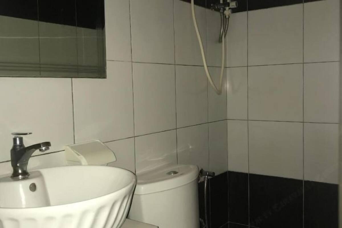 Regadera, toallas, papel de baño