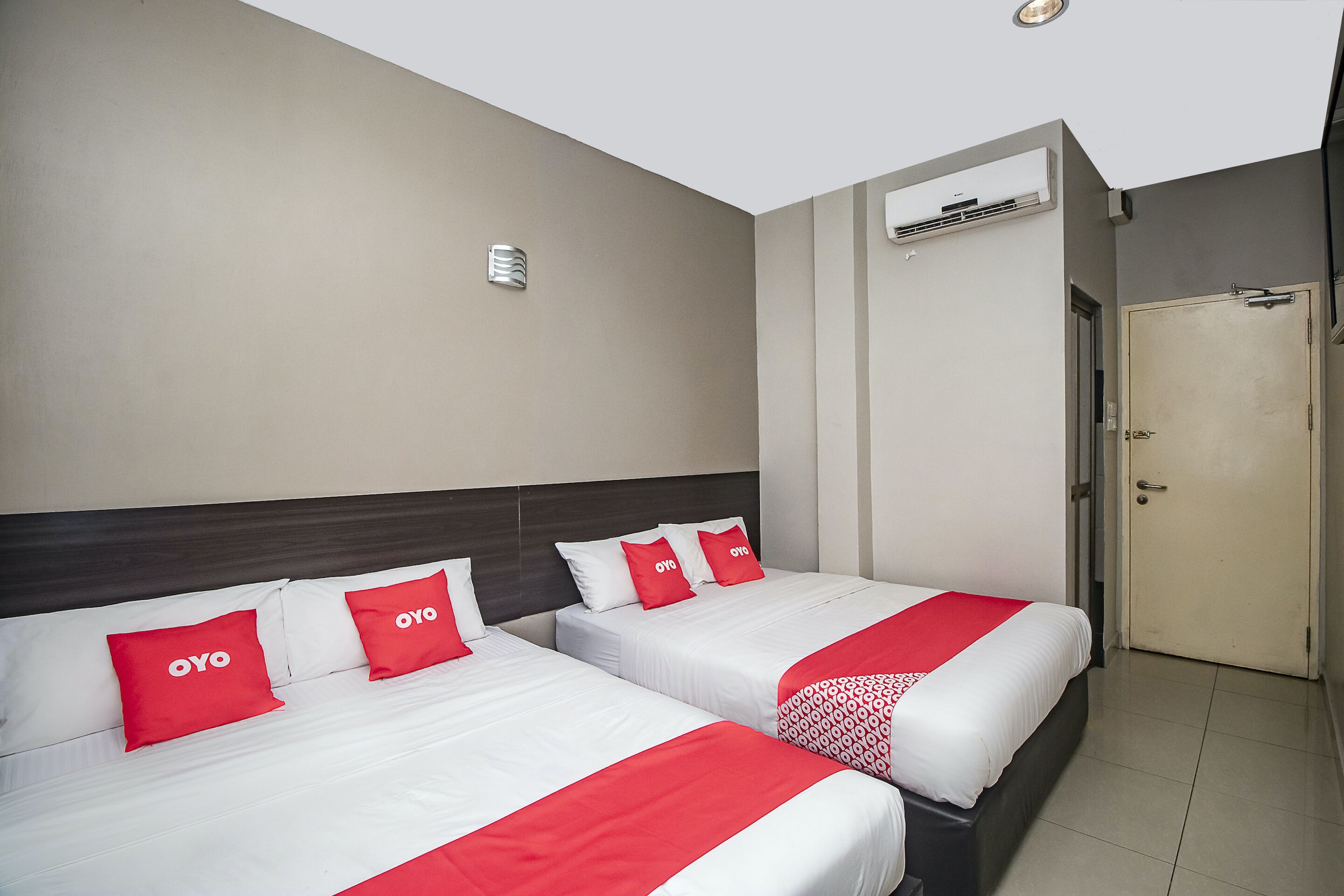 Family Suite | Desk, laptop workspace, free WiFi, bed sheets