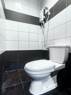 Standard Twin Room | Bathroom | Shower, towels, toilet paper - Hotel O Nice Stay Three Six Five Services (Sibu)