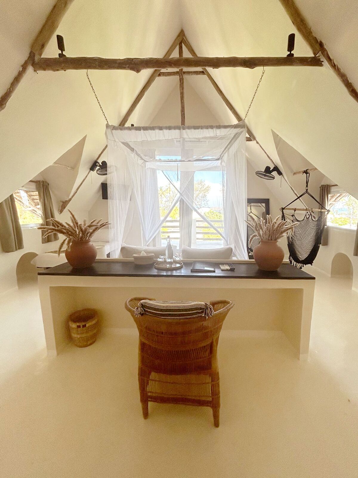 ميني بار وخزنة داخل الغرفة وبديكورات فريدة لكل غرفة وطراز فريد لكل وحدة