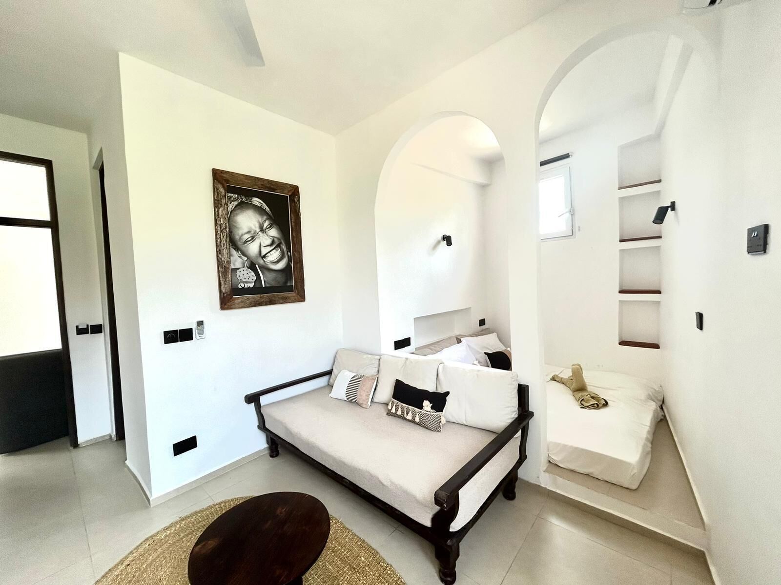 Minibar, caja de seguridad en la habitación y decoración personalizada 