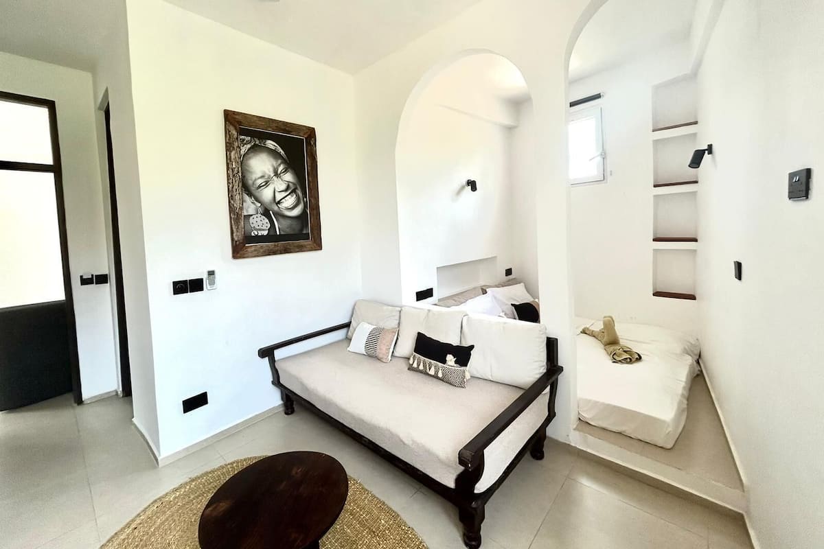 Minibar, caja de seguridad en la habitación y decoración personalizada