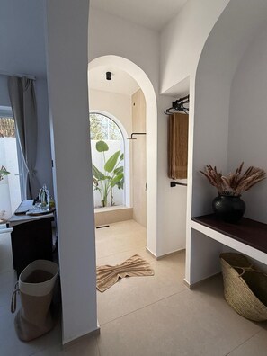 Deluxe Room Triple View Pool | 1 sovrum, minibar och värdeförvaringsskåp på rummet