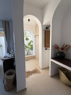 Deluxe Room Triple View Pool | 1 sovrum, minibar och värdeförvaringsskåp på rummet