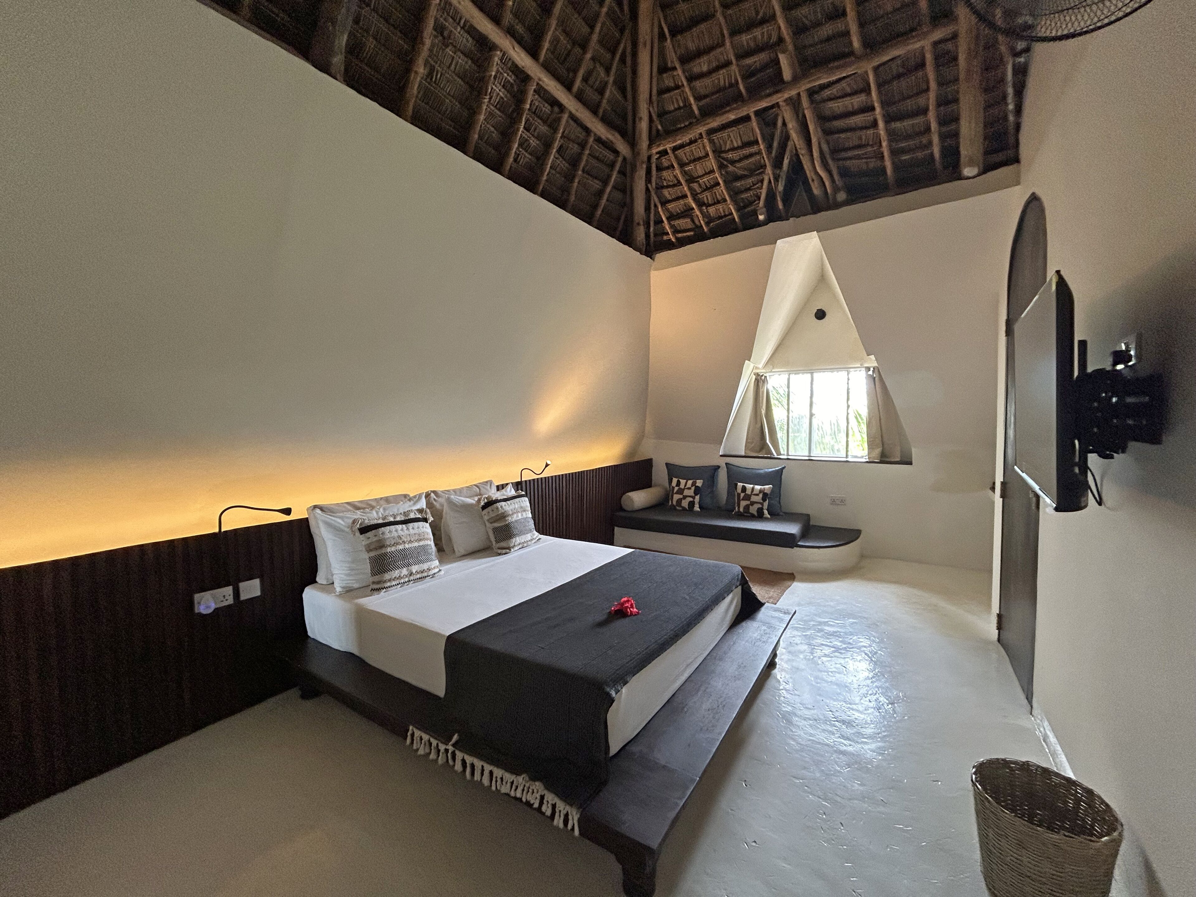Comfort Suite Makuti Roof | Egyptian cotton sheets, premium bedding, minibar, in-room safe