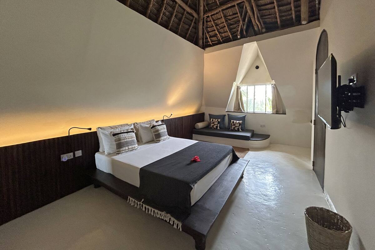 Comfort Suite Makuti Roof | Egyptian cotton sheets, premium bedding, minibar, in-room safe