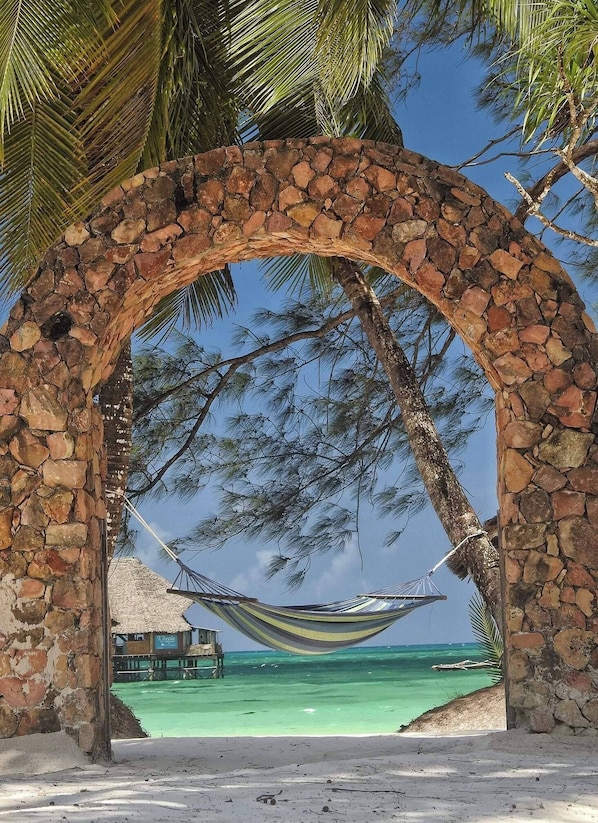 Nära stranden, vit sandstrand och 2 strandbarer