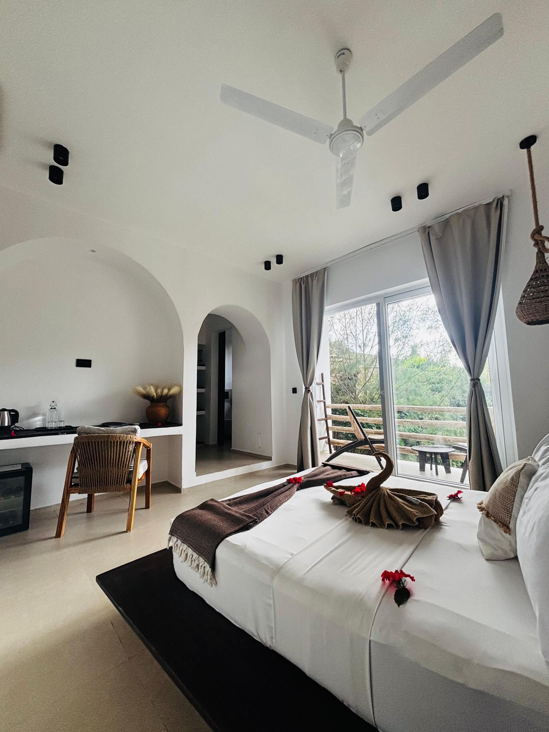 Minibar, caja de seguridad en la habitación y decoración personalizada 