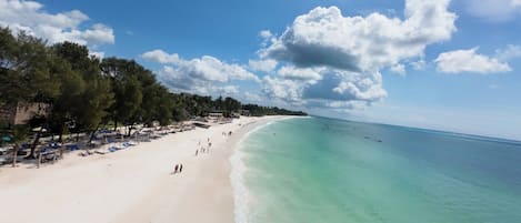 Beach nearby, white sand, 2 beach bars