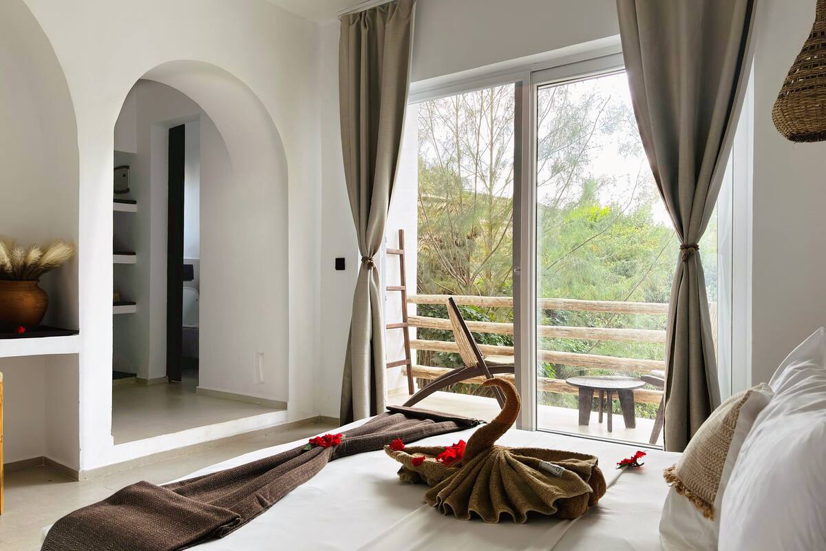 Egyptian cotton sheets, premium bedding, minibar, in-room safe