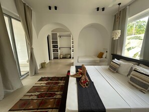 Phòng 4 Deluxe, quang cảnh hồ bơi | Bộ trải giường bằng vải cotton Ai Cập, bộ đồ giường cao cấp, minibar 