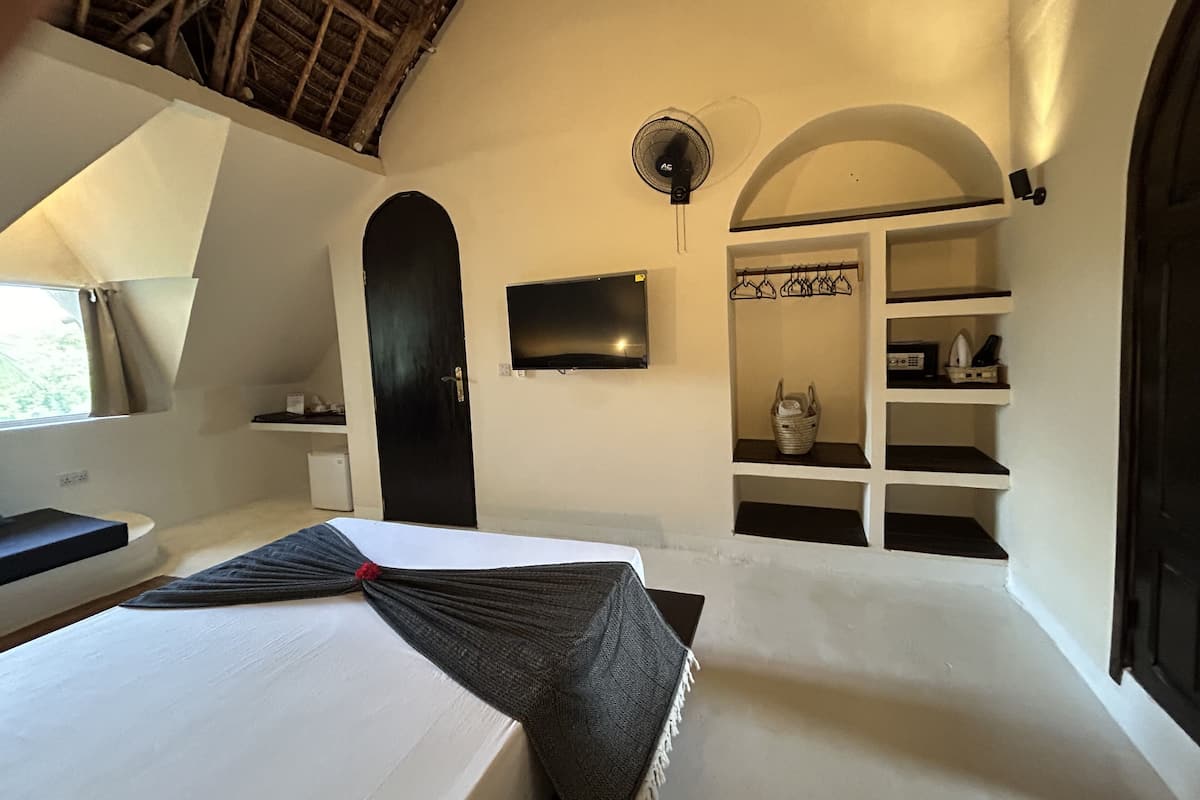 Comfort Suite Makuti Roof | 1 bedroom, minibar, in-room safe, individually decorated