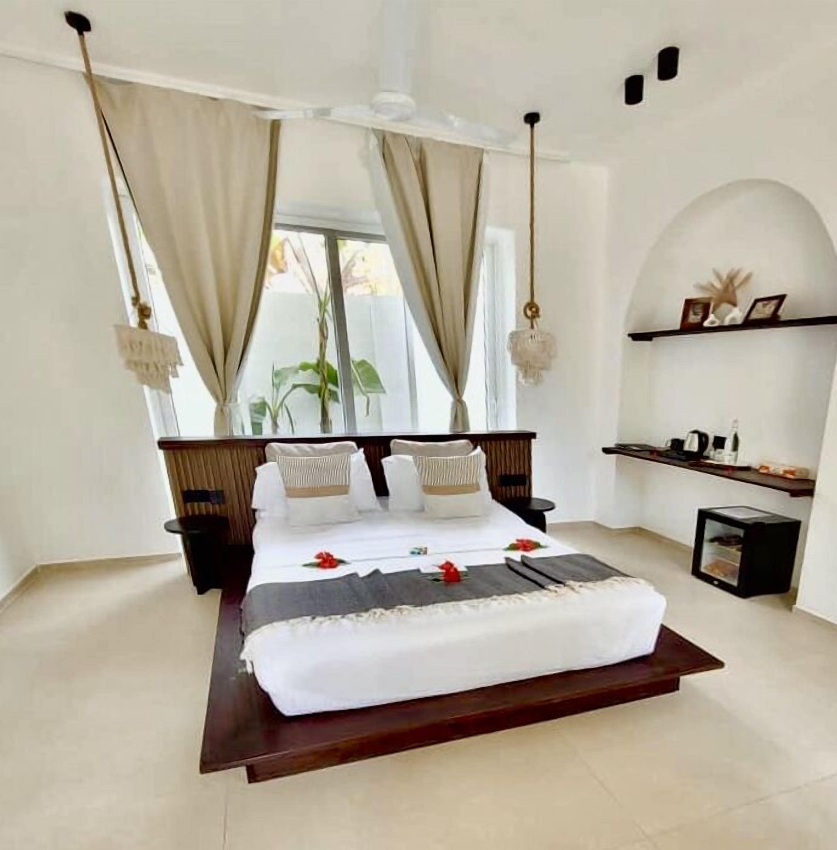 Minibar, caja de seguridad en la habitación y decoración personalizada 