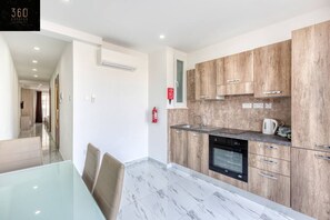 Réfrig�érateur, four à micro-ondes, un four, surface de cuisson