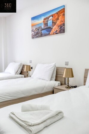 1 chambre, bureau, fer et planche à repasser, lit de bébé portatif