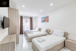 Desk, iron/ironing board, travel cot, free WiFi - Beautiful, spacious APT with BBQ & private terrace (San Ġiljan)