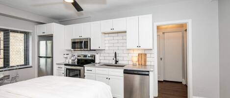 ثلاجة، ميكروويف، فرن، موقد طهي مسطح