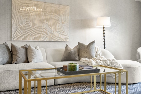 Smart-TV, Bücher, Stereoanlage