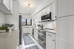 Refrigerador, microondas, horno y parrilla de estufa 