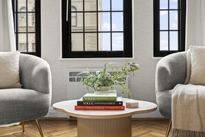 Smart TV, libros y estéreo 