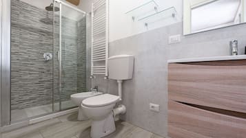 Dusche, Haartrockner, Bidet, Handtücher