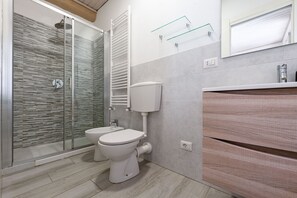 Shower, hair dryer, bidet, towels - Ancient Court, Modern Apartment (Milano)