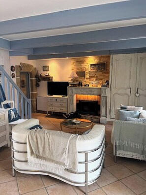 TV, fireplace, stereo - Ty Zazou - Maison d'amis et de famille (Lanvéoc)