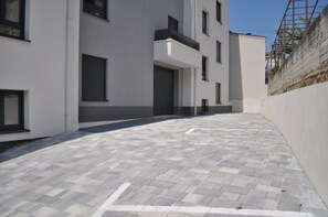 المنطقة المحيطة بالمنشأة