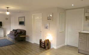 Télévision, lecteur de DVD, livres