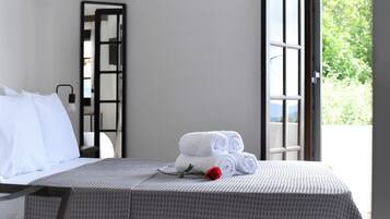 4 bedrooms, desk, iron/ironing board, WiFi (free)