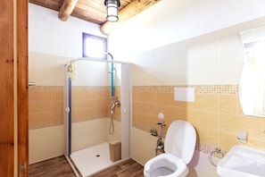 Secador de cabelo, toalhas de banho