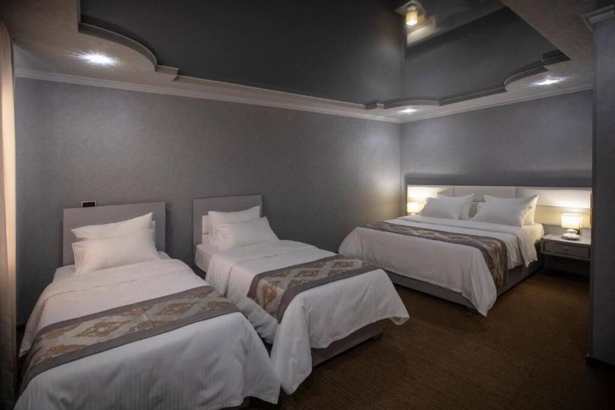 Suite familiar | Escritorio, espacio para trabajar con laptop y insonorización 