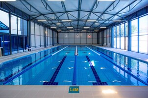 Una piscina cubierta