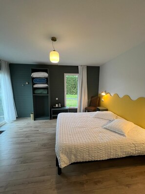 Premium bedding, individually decorated, desk, laptop workspace -  Hôtel Les Voisins Beaucemaine (Ploufragan)