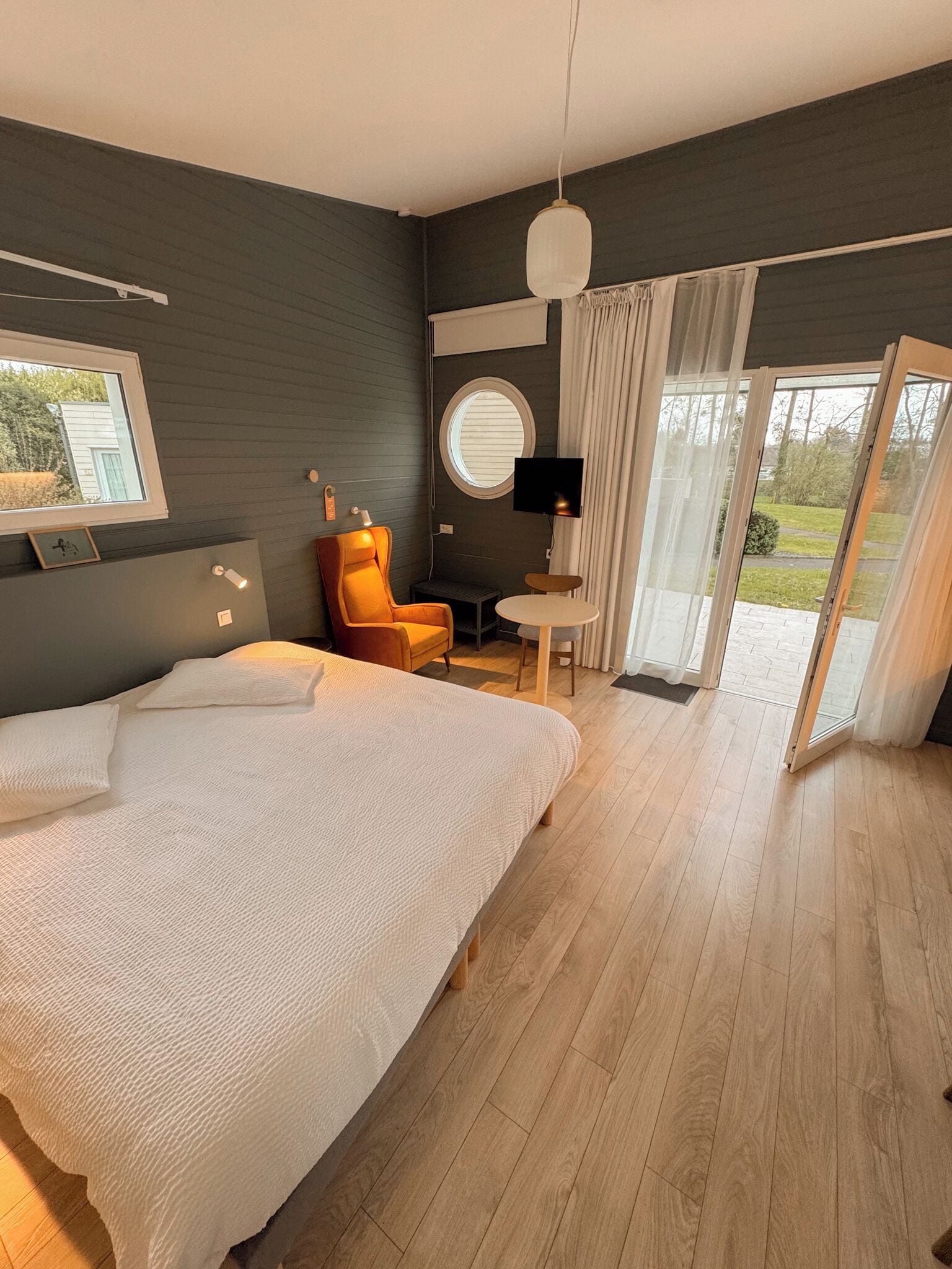 고급 침구, 각각 다른 스타일의 인테리어, 책상, 노트북 작업 공간