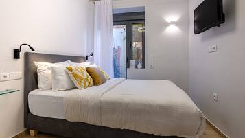 Deluxe Studio | In-room safe, blackout drapes, soundproofing, free WiFi