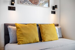 Tabla de planchar con plancha, wifi gratis y ropa de cama 