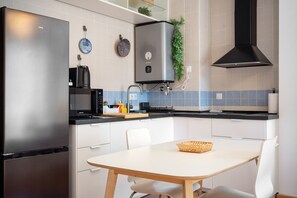 Jääkaappi, mikroaaltouuni, liesi, astianpesukone