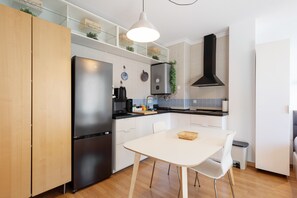Kühlschrank, Mikrowelle, Herdplatte, Geschirrspüler