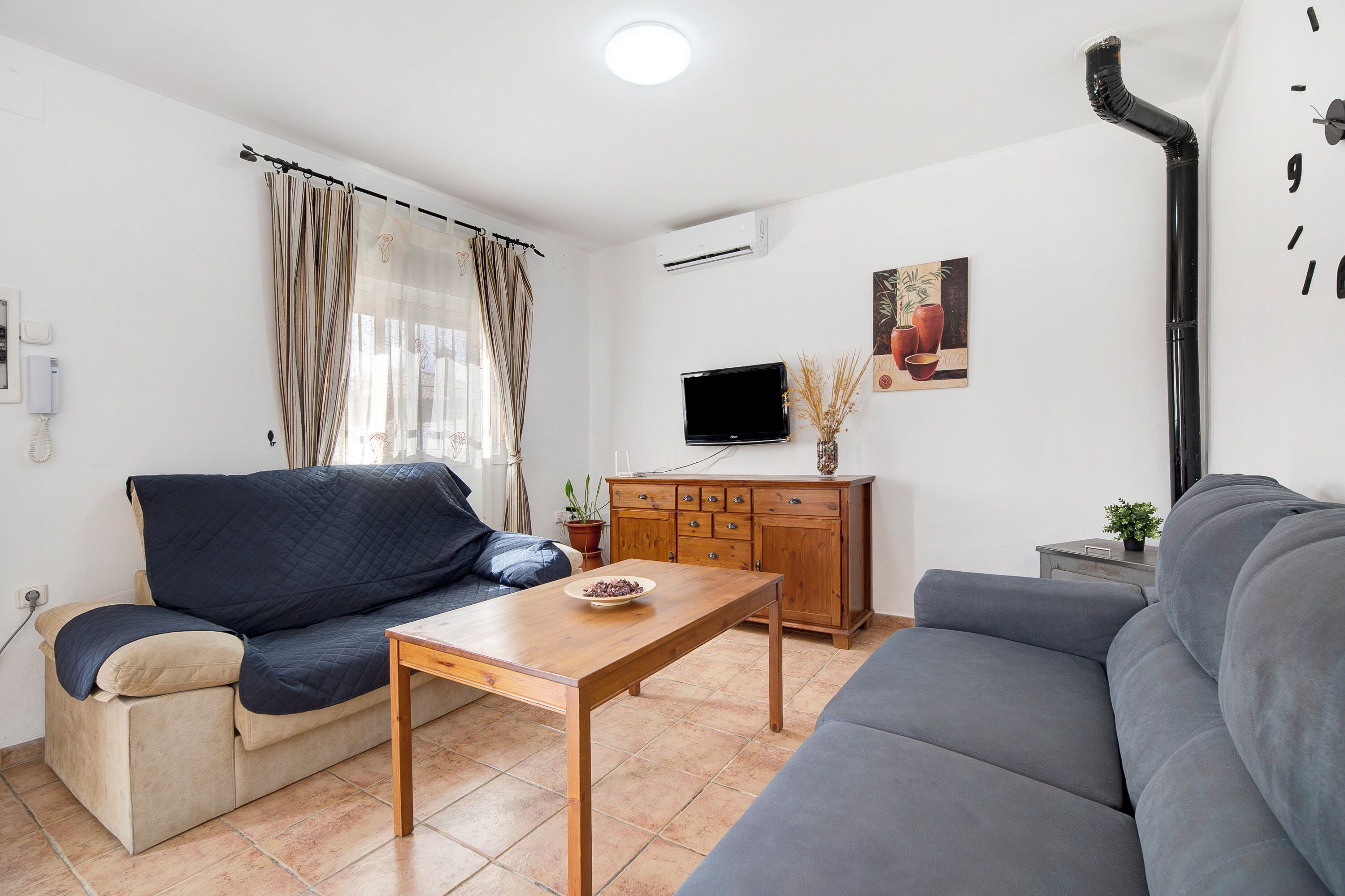 Télévision, cheminée, table de tennis de table