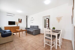 Tv, eldstad och ett bordtennisbord