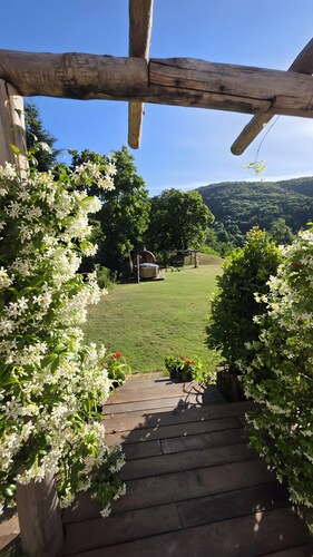 Casa vacanze 'La Rosa sul Lago' adatta agli animali domestici, con giardino privato, spa e Wi-Fi